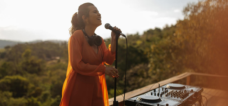 Renata DJ Cantora, tocando e cantando na controladora de DJ