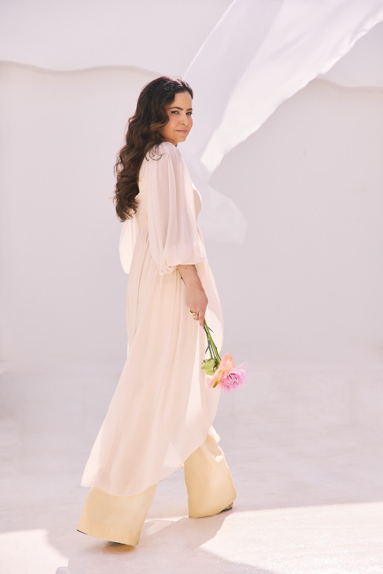A Renata com flores na mão